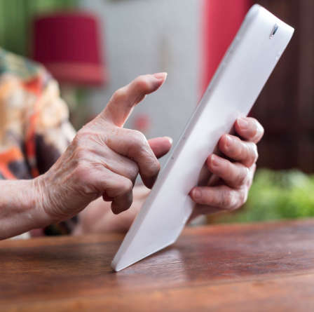 Hånd der trykker på tablet